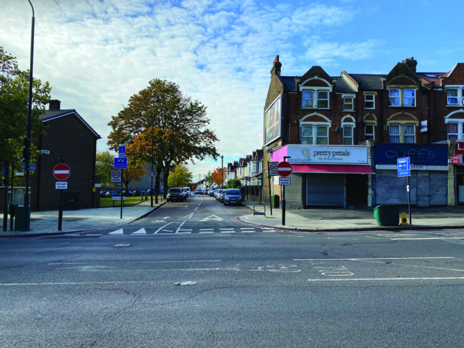 Turning right into Glencairn Road from the High Road is now illegal
